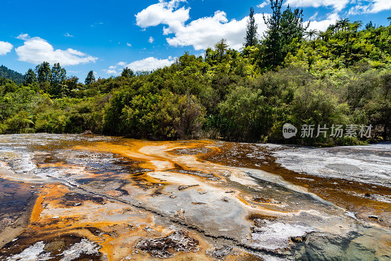 Orakei Korako地热公园和洞穴隐藏山谷，陶波，新西兰